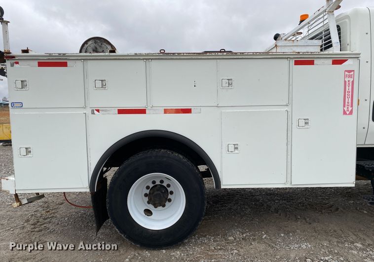 image for item JN9200 2005 International 4300  utility / service truck