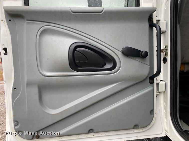 image for item JN9200 2005 International 4300  utility / service truck