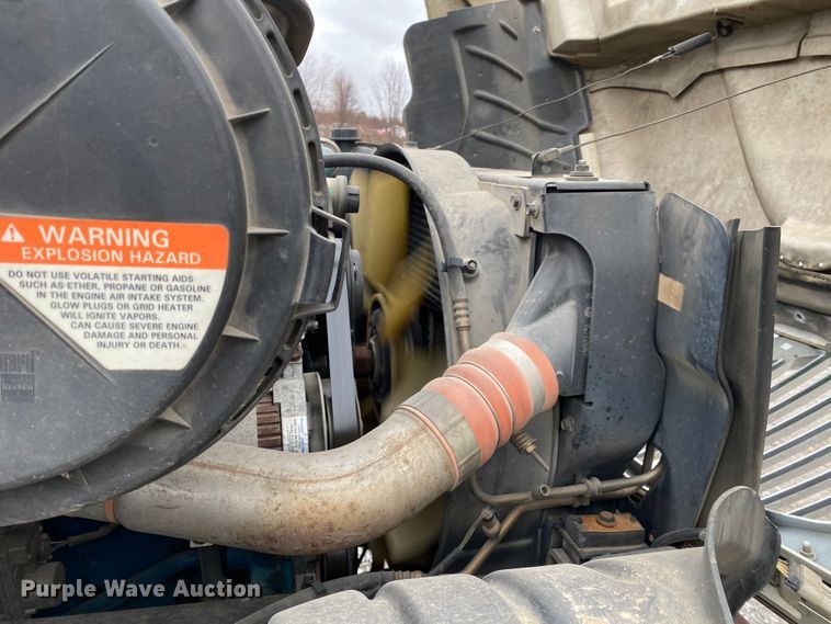 image for item JN9200 2005 International 4300  utility / service truck