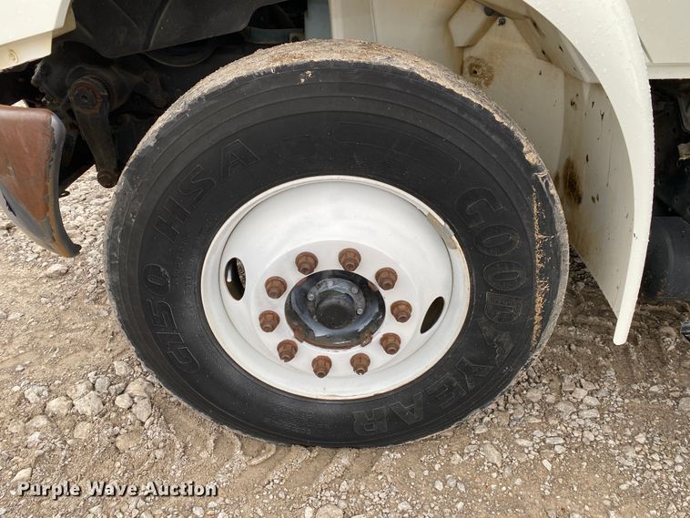 image for item JN9200 2005 International 4300  utility / service truck