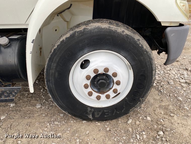 image for item JN9200 2005 International 4300  utility / service truck