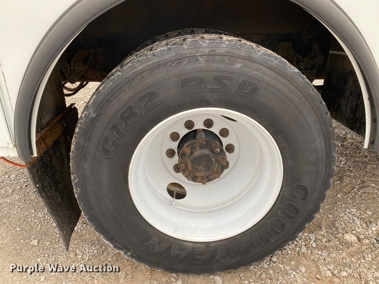 image for item JN9200 2005 International 4300  utility / service truck