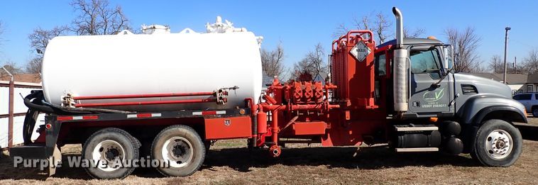 image for item JO9702 2003 Mack CV713  vacuum truck