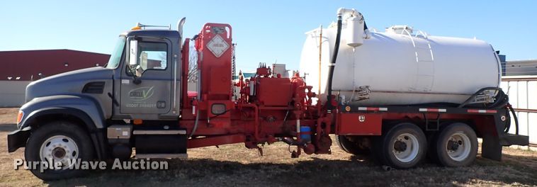 image for item JO9702 2003 Mack CV713  vacuum truck