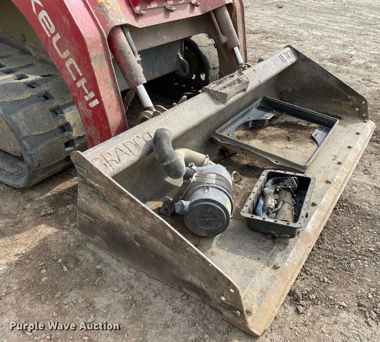 image for item JR9862 2017 Takeuchi TL12R2  tracked skid steer loader