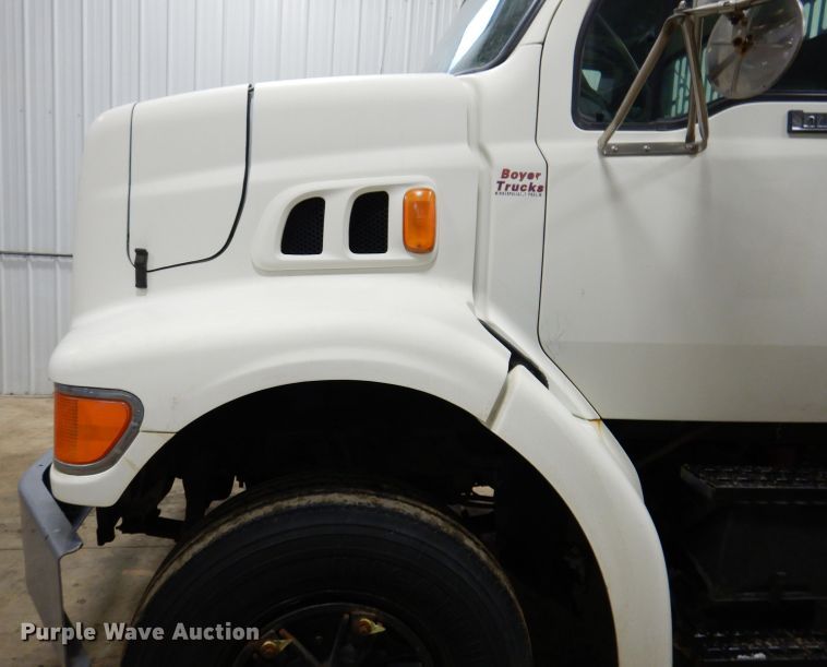 image for item KG9986 1998 Ford Louisville  flatbed truck