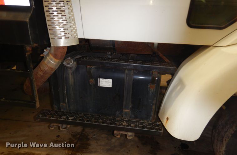 image for item KG9986 1998 Ford Louisville  flatbed truck