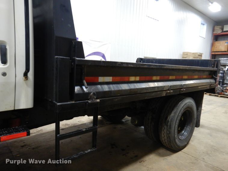 image for item KG9986 1998 Ford Louisville  flatbed truck