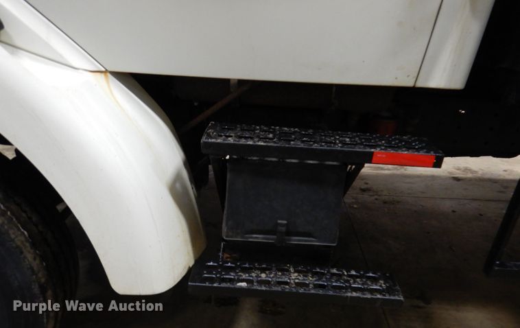 image for item KG9986 1998 Ford Louisville  flatbed truck