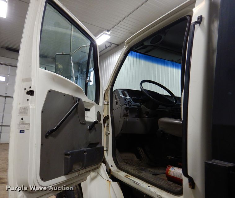 image for item KG9986 1998 Ford Louisville  flatbed truck