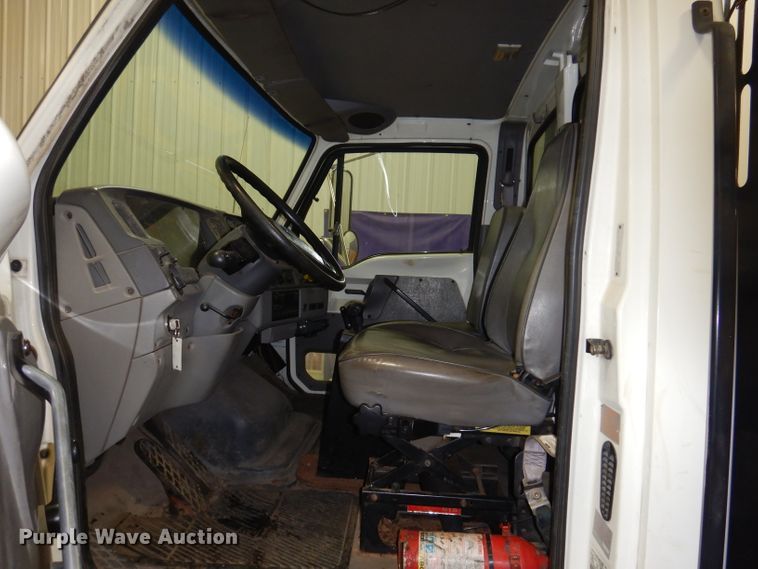 image for item KG9986 1998 Ford Louisville  flatbed truck