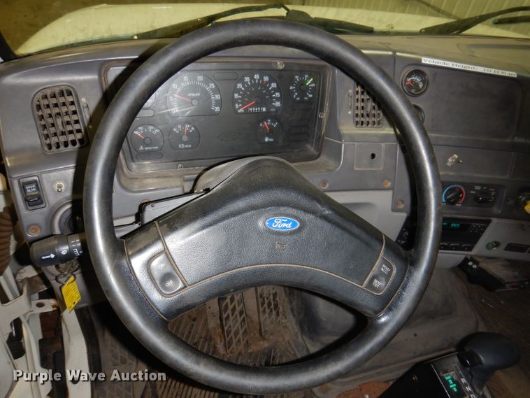 image for item KG9986 1998 Ford Louisville  flatbed truck