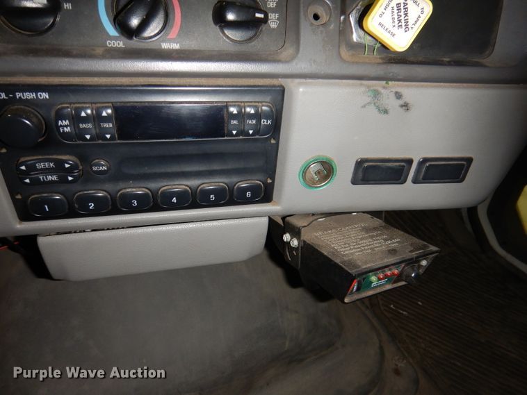 image for item KG9986 1998 Ford Louisville  flatbed truck