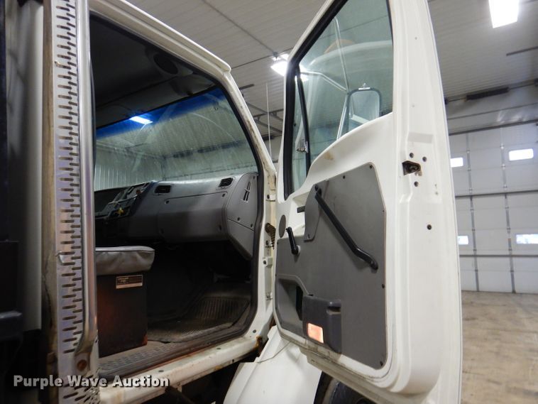 image for item KG9986 1998 Ford Louisville  flatbed truck