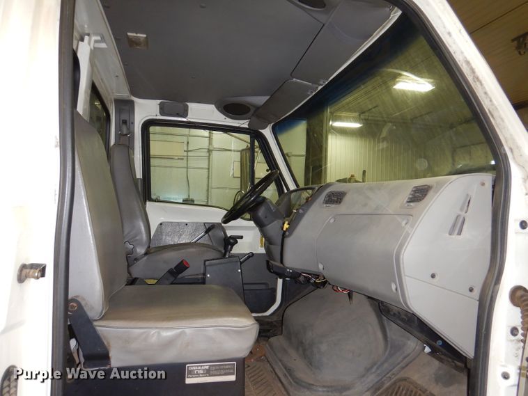 image for item KG9986 1998 Ford Louisville  flatbed truck