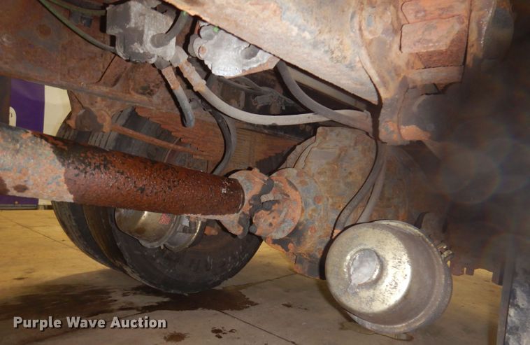 image for item KG9986 1998 Ford Louisville  flatbed truck