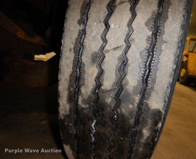 image for item KG9986 1998 Ford Louisville  flatbed truck