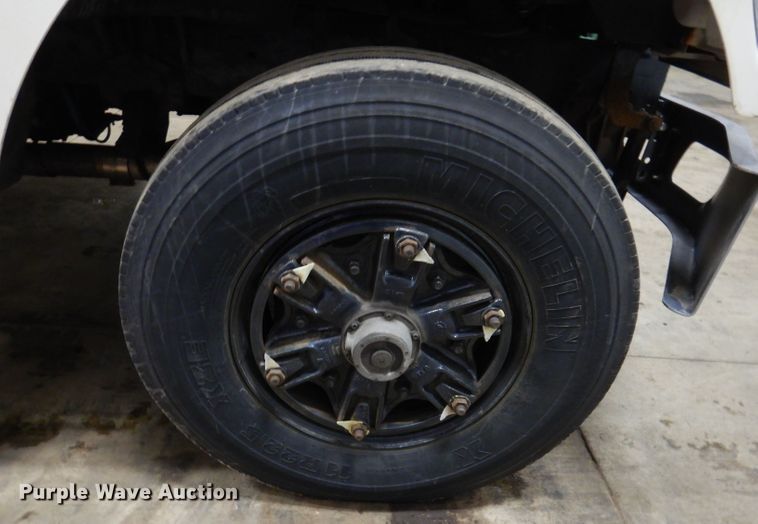 image for item KG9986 1998 Ford Louisville  flatbed truck