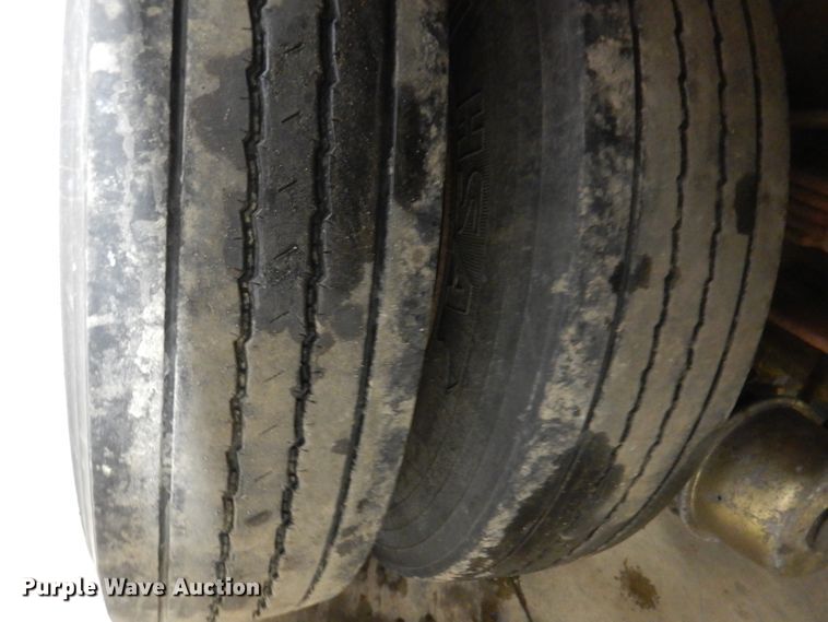 image for item KG9986 1998 Ford Louisville  flatbed truck