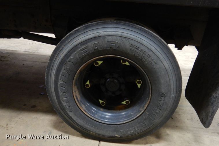 image for item KG9986 1998 Ford Louisville  flatbed truck