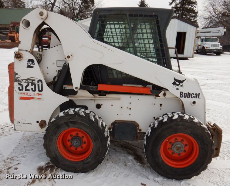image for item KH9002 2003 Bobcat S250  skid steer loader