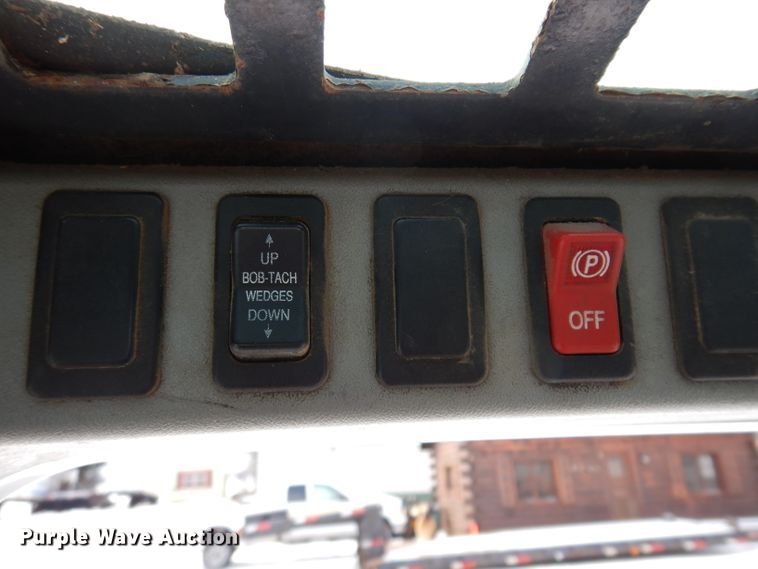 image for item KH9002 2003 Bobcat S250  skid steer loader