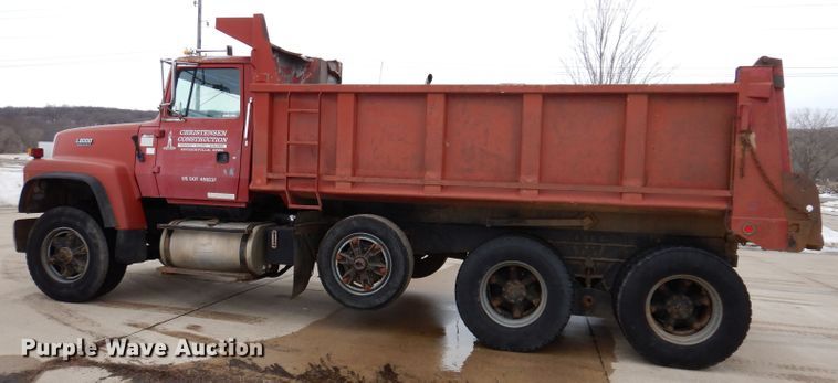 image for item KH9006 1994 Ford LT8000F  dump truck