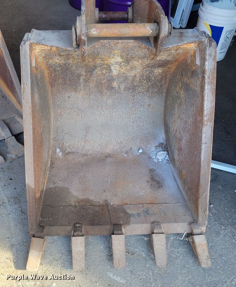 image for item KH9761 (6) backhoe buckets