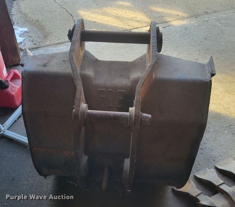 image for item KH9761 (6) backhoe buckets