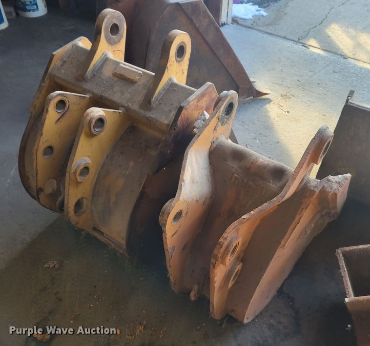 image for item KH9761 (6) backhoe buckets