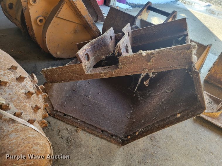 image for item KH9761 (6) backhoe buckets