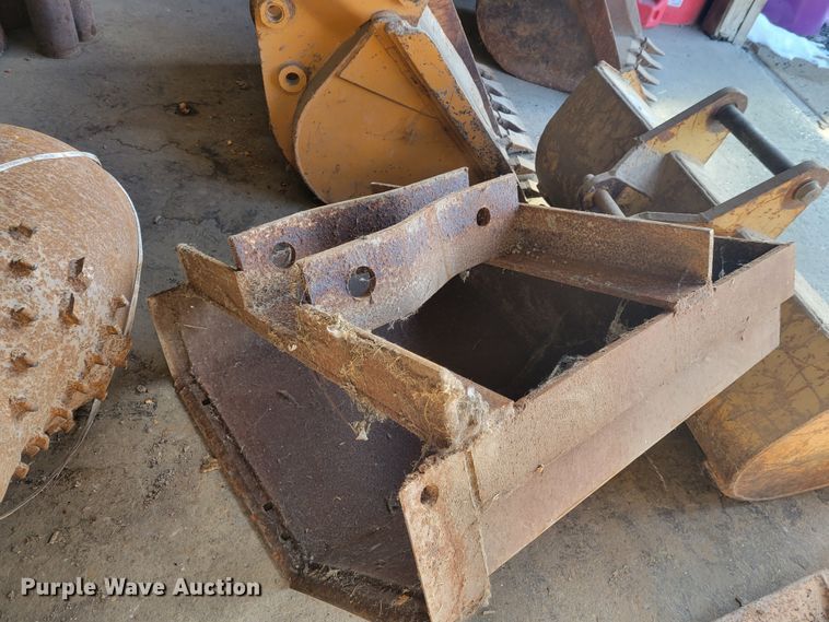 image for item KH9761 (6) backhoe buckets