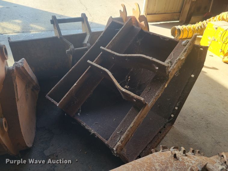 image for item KH9761 (6) backhoe buckets