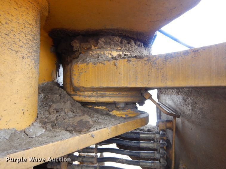 image for item MX9792 2004 Bell 4206D  4WD scraper tractor