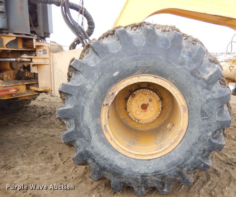 image for item MX9792 2004 Bell 4206D  4WD scraper tractor