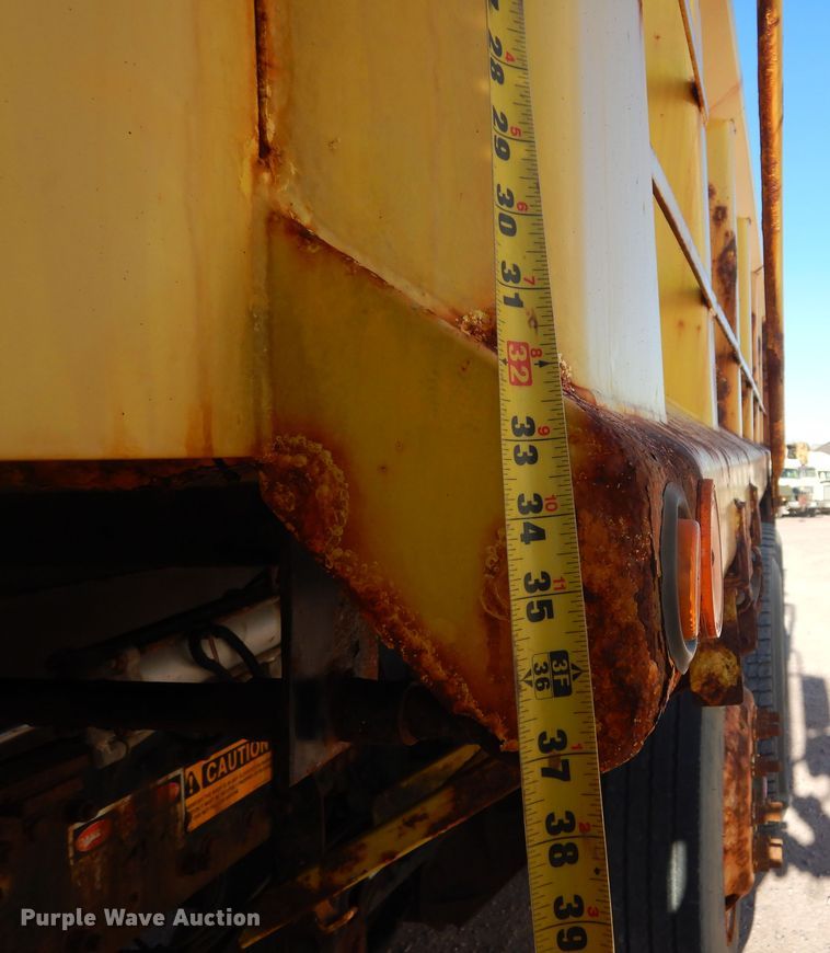 image for item MX9800 2007 Freightliner Business Class M2  dump truck