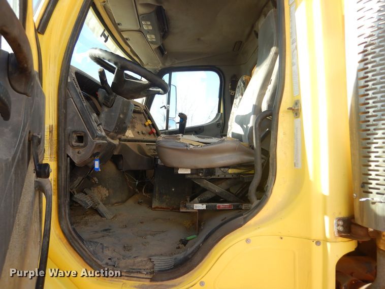 image for item MX9800 2007 Freightliner Business Class M2  dump truck