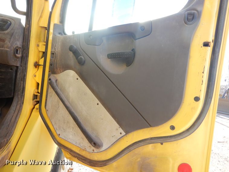 image for item MX9800 2007 Freightliner Business Class M2  dump truck