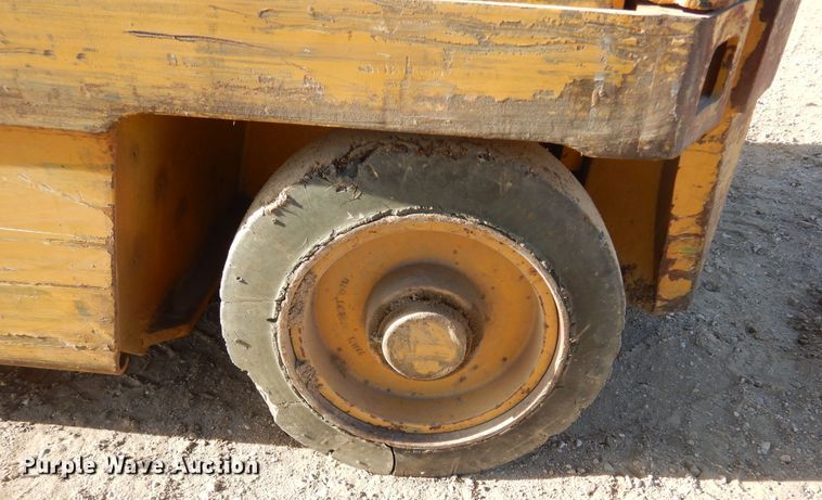 image for item MX9816 Caterpillar M40D  forklift