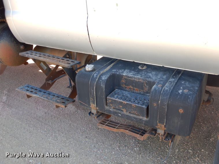 image for item MX9817 2000 Ford F650  Crew Cab flatbed truck