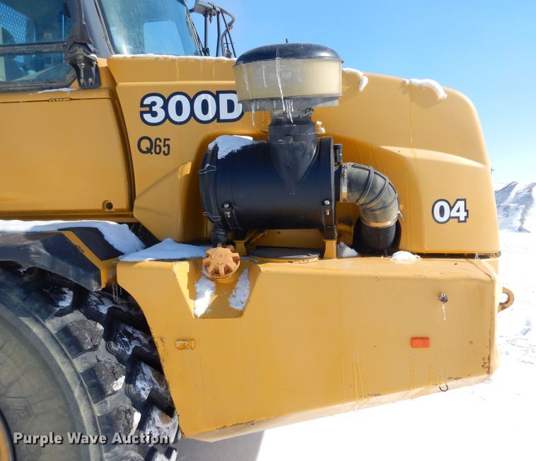 image for item MX9818 2004 John Deere 300D  haul truck