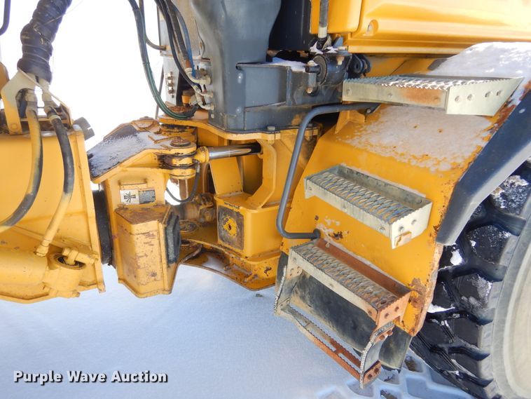 image for item MX9818 2004 John Deere 300D  haul truck