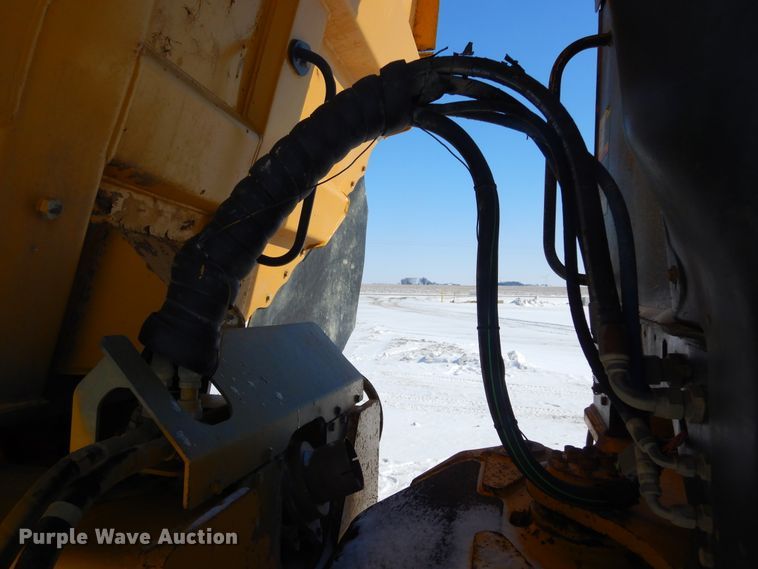 image for item MX9818 2004 John Deere 300D  haul truck