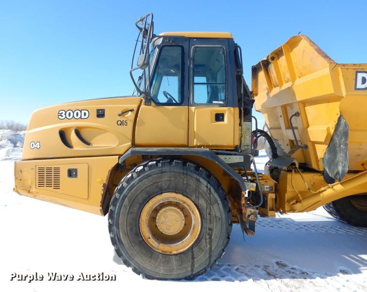 image for item MX9818 2004 John Deere 300D  haul truck
