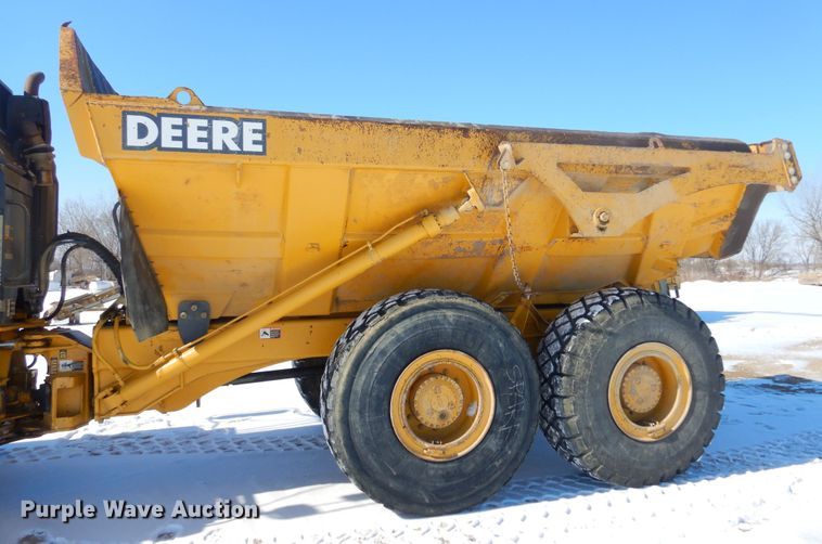 image for item MX9818 2004 John Deere 300D  haul truck