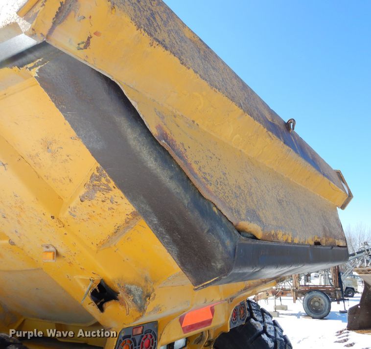 image for item MX9818 2004 John Deere 300D  haul truck