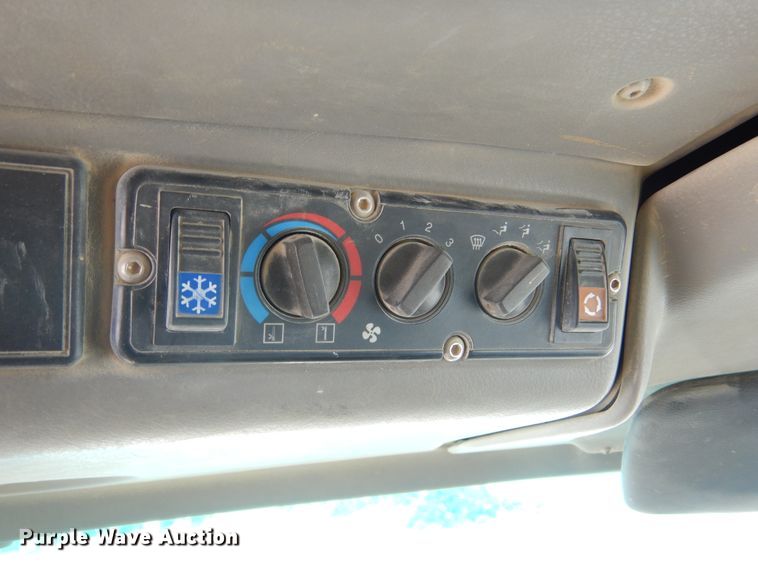 image for item MX9818 2004 John Deere 300D  haul truck