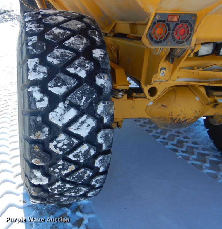 image for item MX9818 2004 John Deere 300D  haul truck