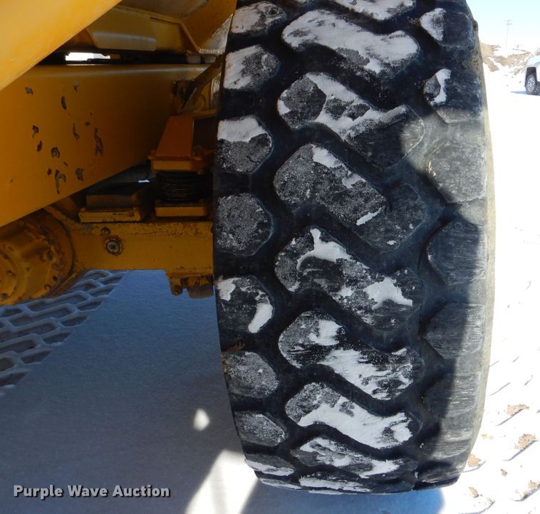 image for item MX9818 2004 John Deere 300D  haul truck