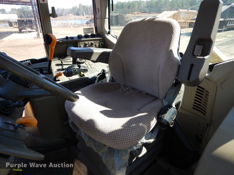 image for item DI8678 2013 John Deere 6105M  tractor